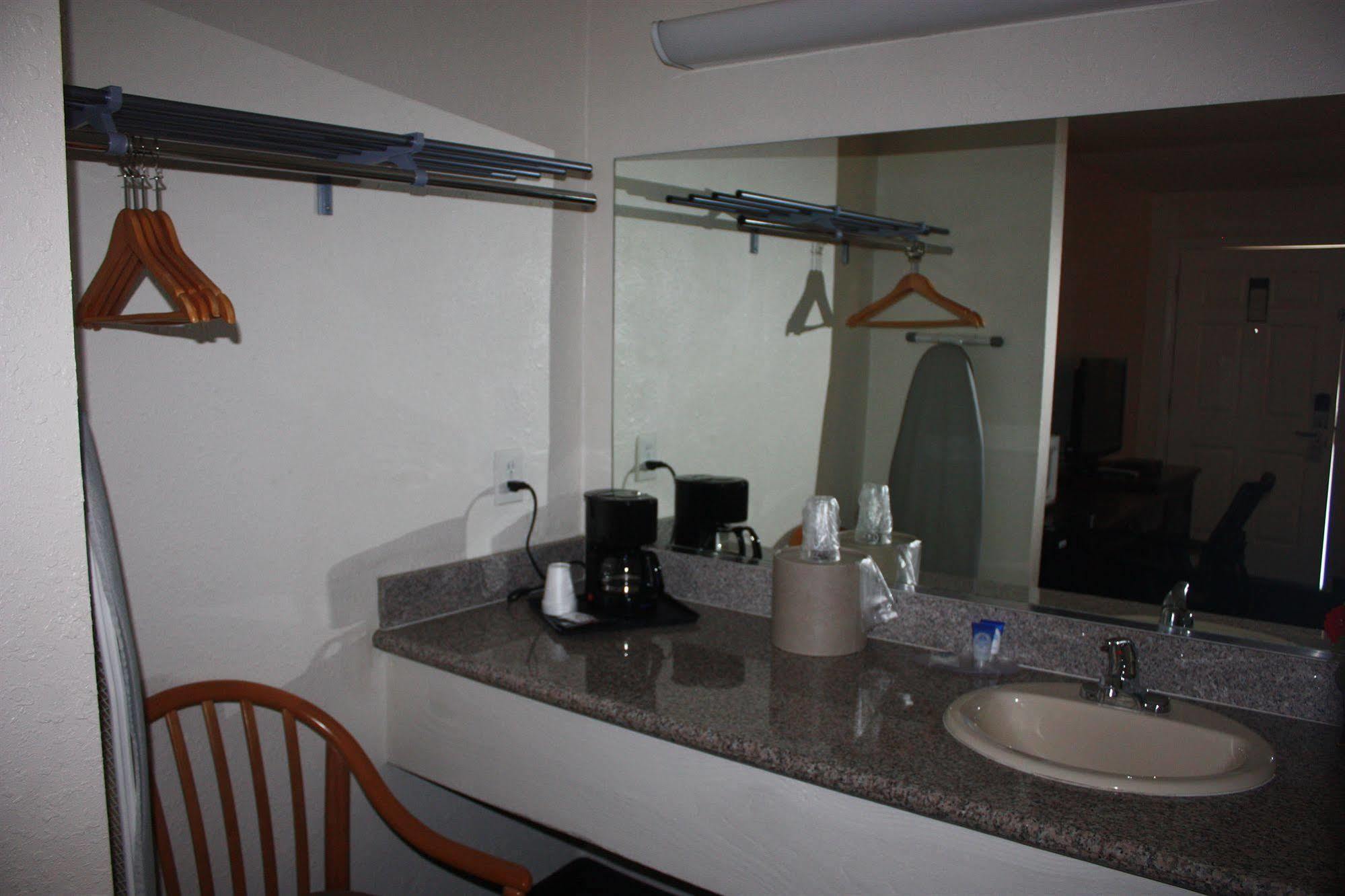 Value Inn & Suites Рединг Екстериор снимка